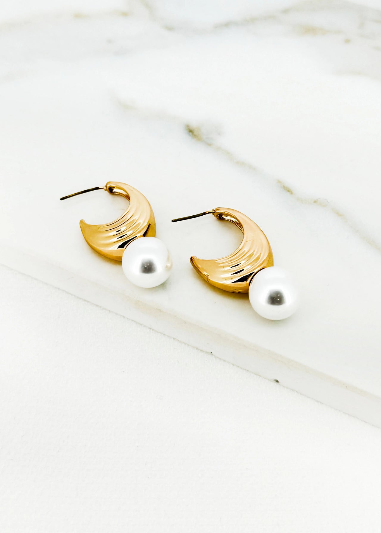 Envy Gold Stud Earring With A White Pearl