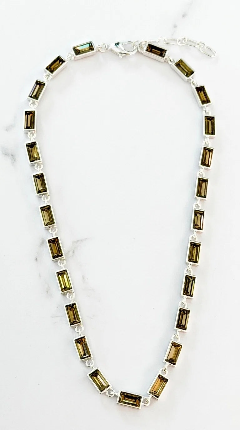 Envy Short silver necklace with rectangle grey links